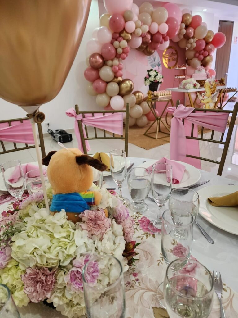 Bautizo niña arco de globos dorado oro rosa y rosado postres mesa tubos silla tiffany peluche (1 (4)